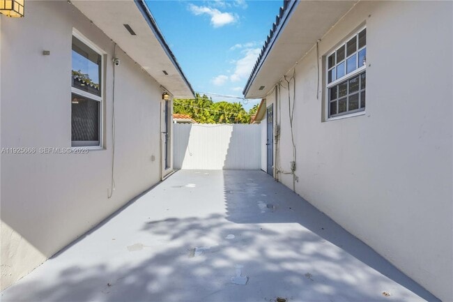 Building Photo - 3240 SW 69th Ave