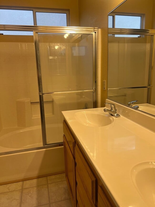 Building Photo - 3 Bedroom Charmer in West Roseville!