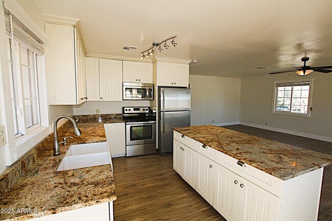 Building Photo - 1333 E Flower St