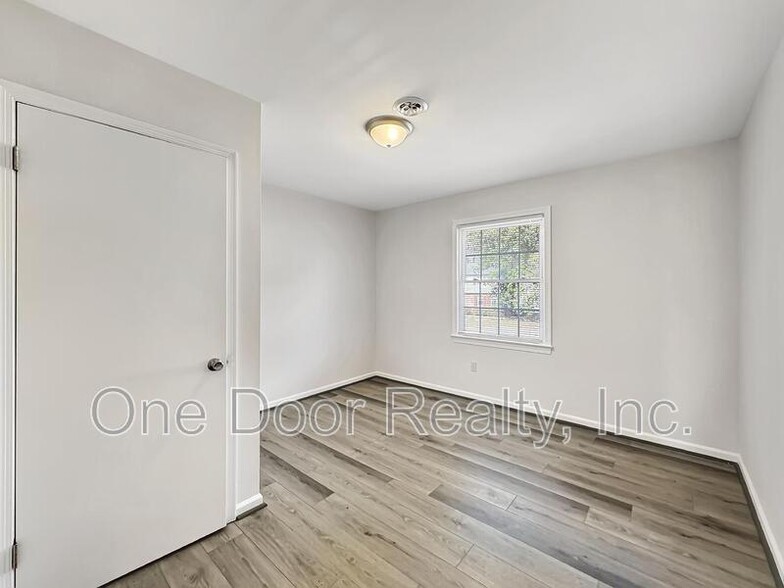 Building Photo - 106 Lexington Dr