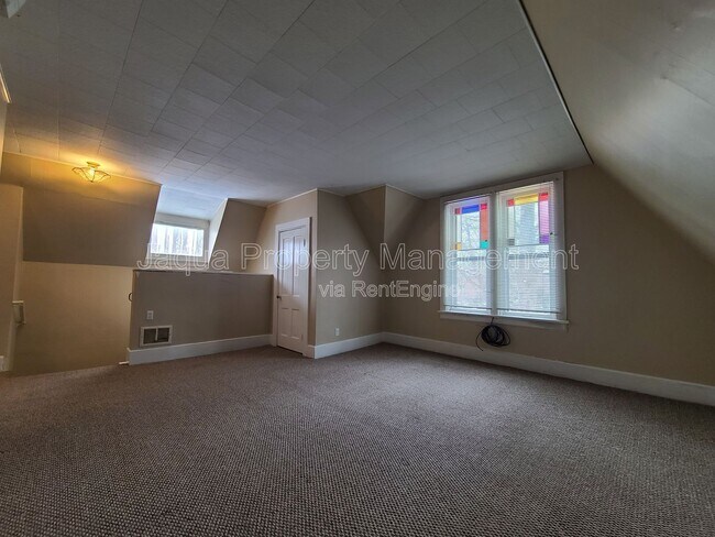 Building Photo - 621 State St