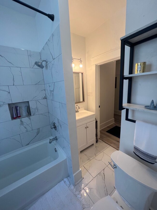 Building Photo - 6bd/3ba with Central AC Walking Distance t...