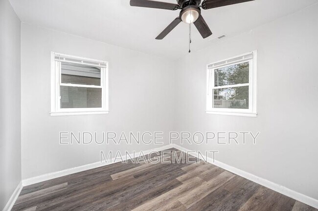 Building Photo - 4612 W Hillcrest Ave