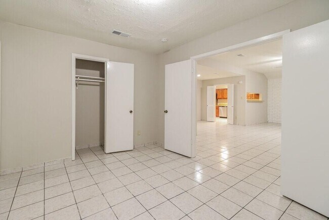 Building Photo - 6403 Fallengate Dr
