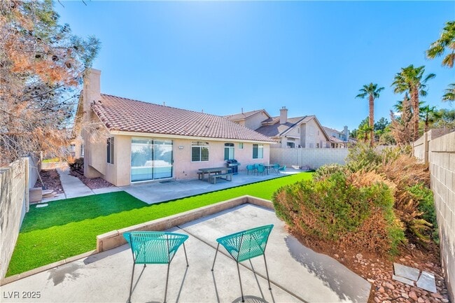 Building Photo - 8704 Las Posas Ave