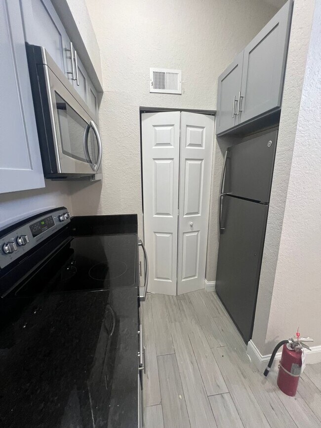 Building Photo - Modern 1-Bedroom Condo with Resort-Style Amenities in Gated Orlando Community