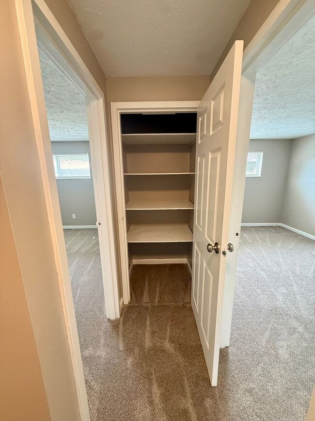 Building Photo - Move-In Ready 2BR in Kettering | Granite Counters + New Carpet