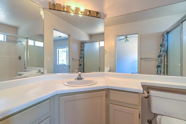 Building Photo - 3 Bedroom 2 bathroom home located near the...