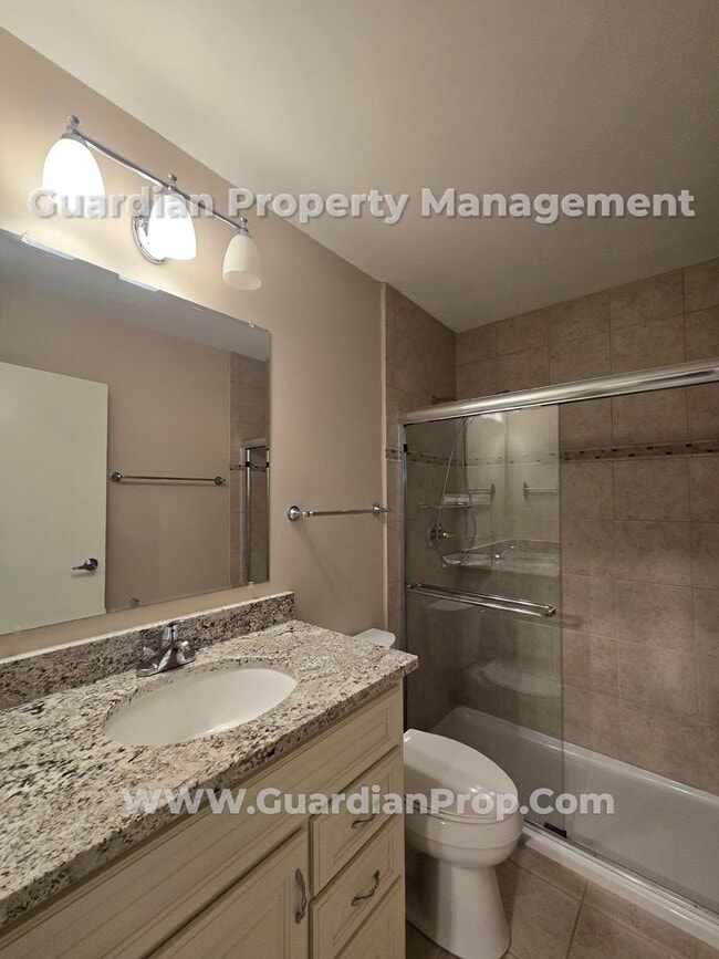 Building Photo - Dean Parkway  2bd-2ba Condo, Hardwood Floo...