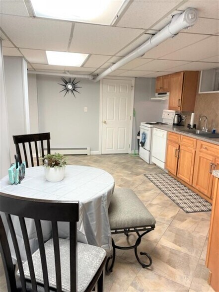 Building Photo - 96 Holland St