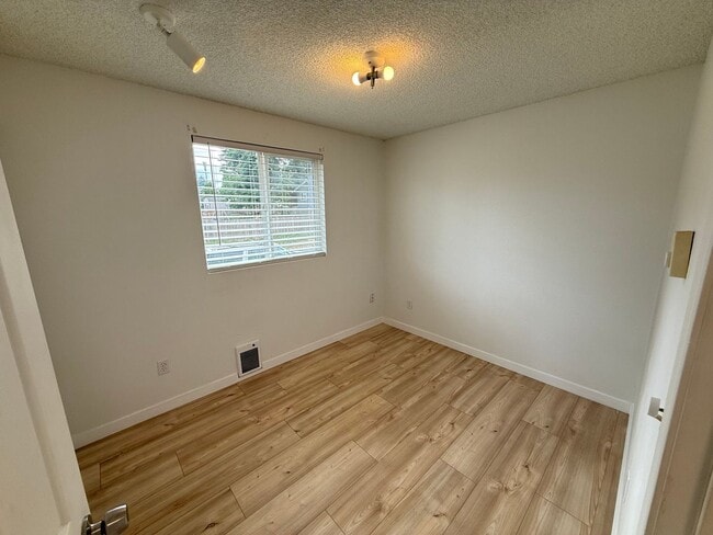 Building Photo - 1002 S 94th St