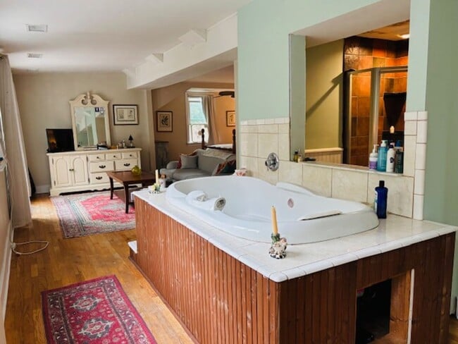 Building Photo - Charming Three Bedroom Two Bath Home on Ja...