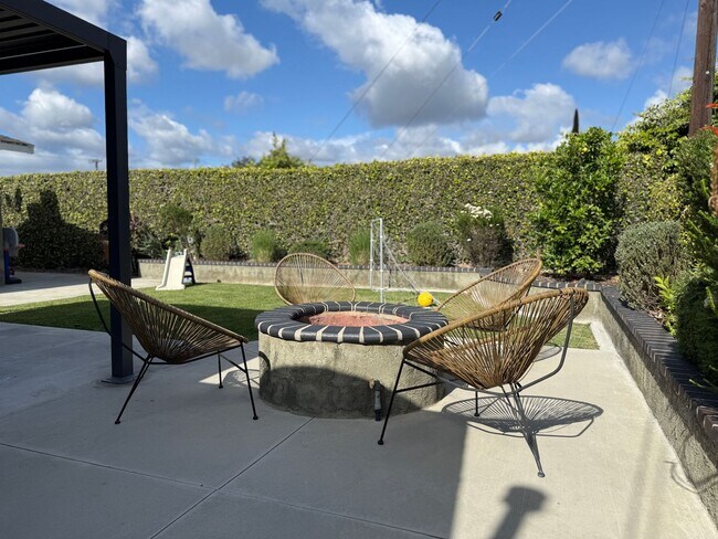 Building Photo - Garden Grove - Upgraded 3 Bedroom 2 Bath H...
