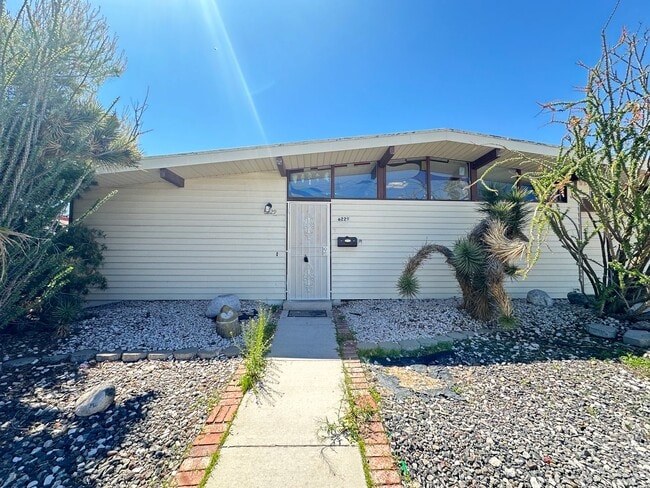 Building Photo - Washington & Jones