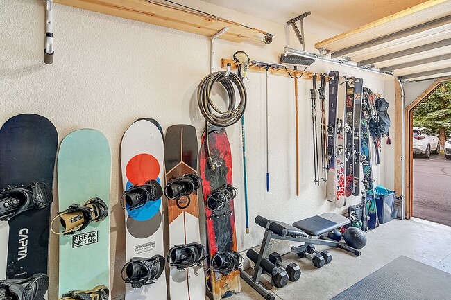 Building Photo - Furnished! Updated 3bed/3bath! 1 car garag...