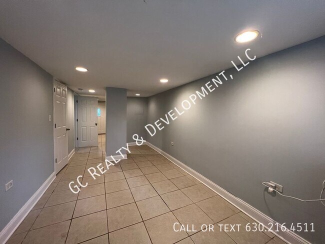 Building Photo - 2717 N Hamlin Ave