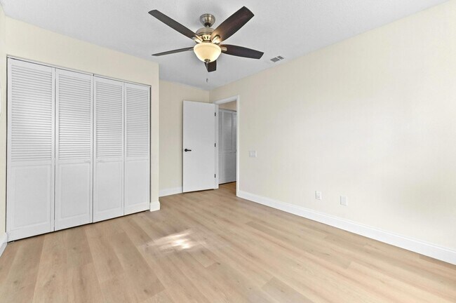 Building Photo - 571 SE Anchor Ln