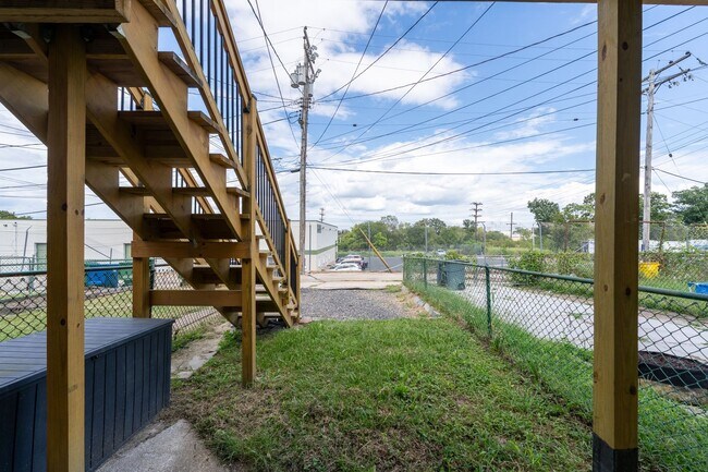 Building Photo - 1055 Parksley Ave