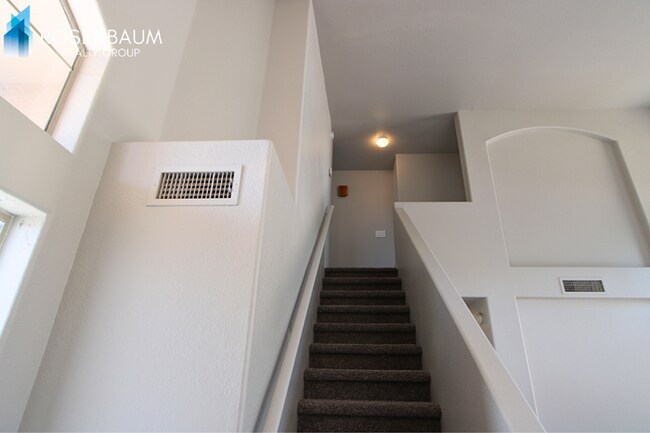 Building Photo - Beautiful 3-beds, 2.5-baths home nestled in Surprise!