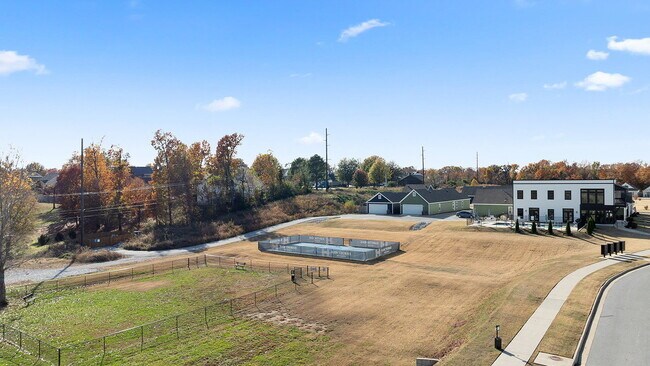 Building Photo - 1023 NE Hts Ln