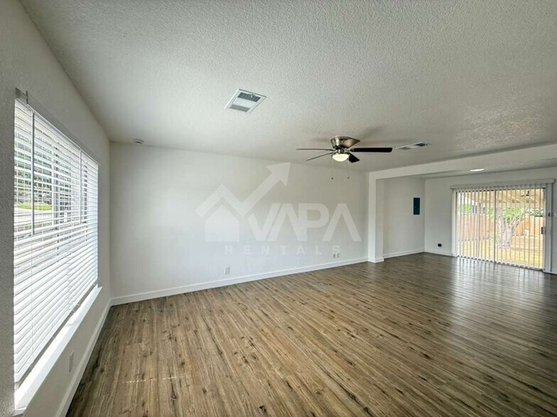 Building Photo - 3713 Candlebluff Dr
