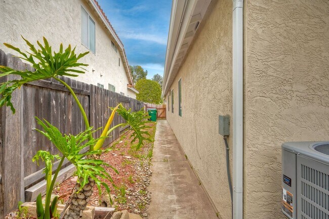 Building Photo - 3750 Via Del Rancho