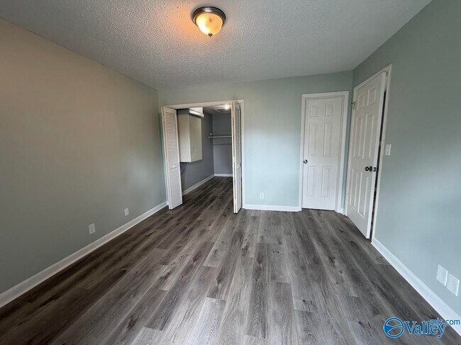 Building Photo - 4947 7 Pine Cir