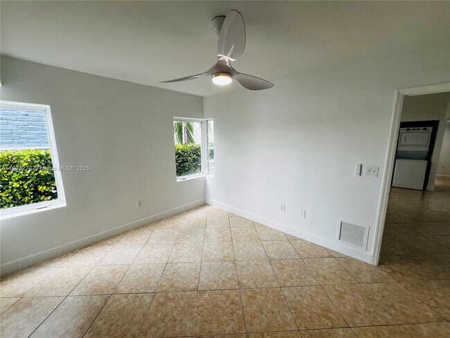 Building Photo - 950 Bay Dr