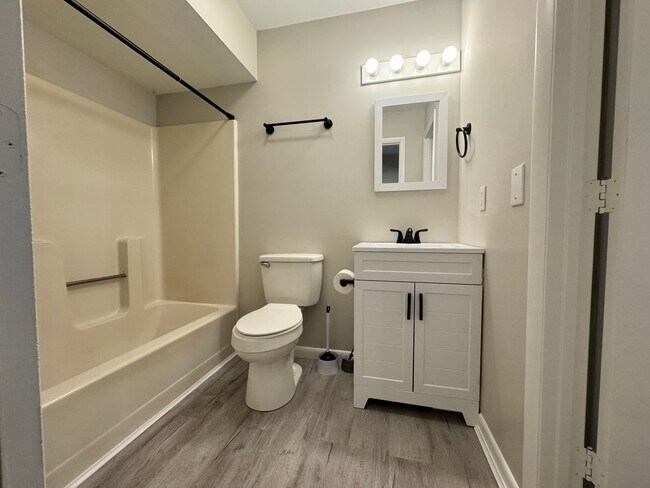 Building Photo - 1 Bedroom, 1 Bathroom Townhouse in High Point!