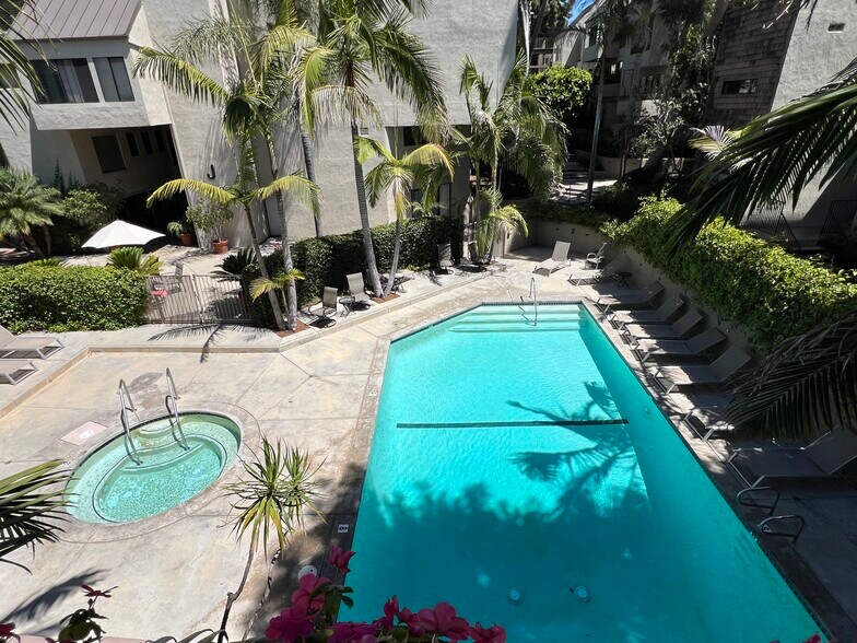 Resort like living with great pool & spa to relax - 950 N Kings Rd