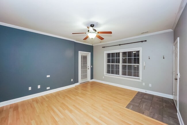 Building Photo - Available now! Lake-area living, 2 Bedroom Apartment