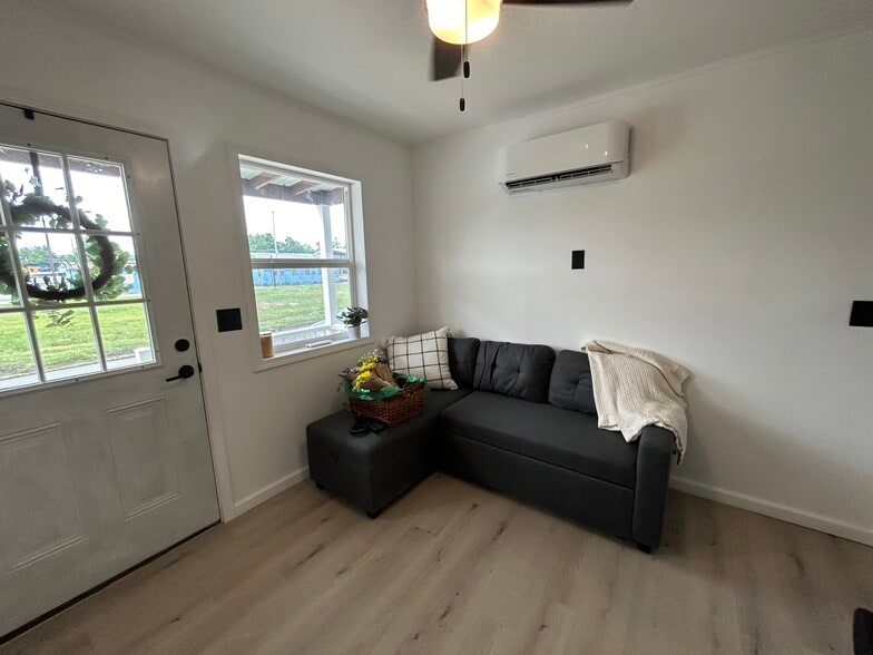 Building Photo - 1842 7th Ave