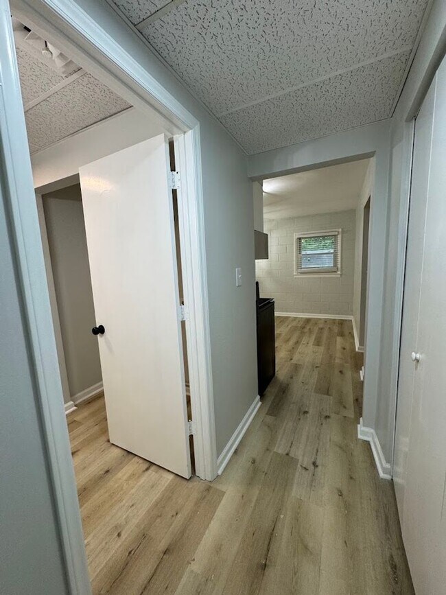 Building Photo - 2205 Hathaway Dr