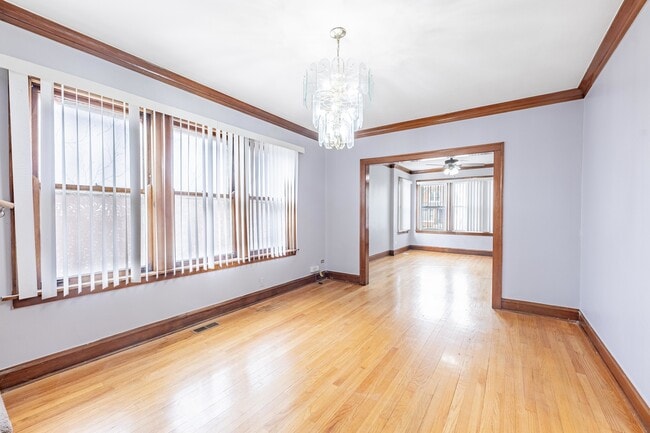 Building Photo - 6141 S Kilbourn Ave