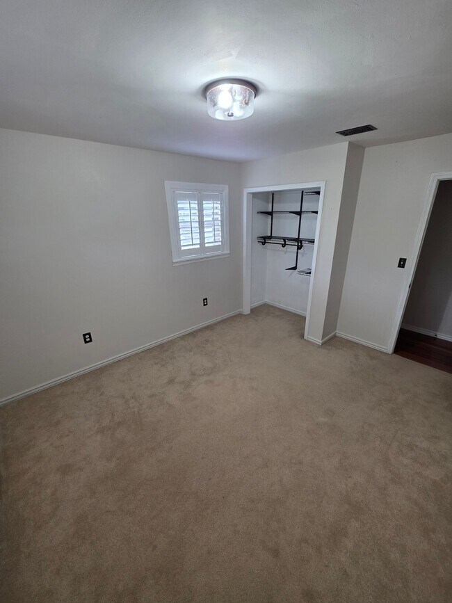 Building Photo - 318 Powell Dr