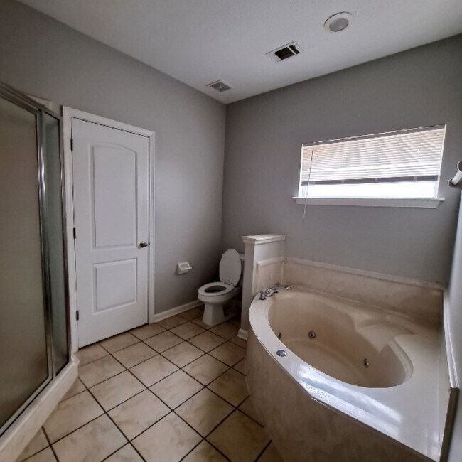 Building Photo - 6131 Woodstock View Dr