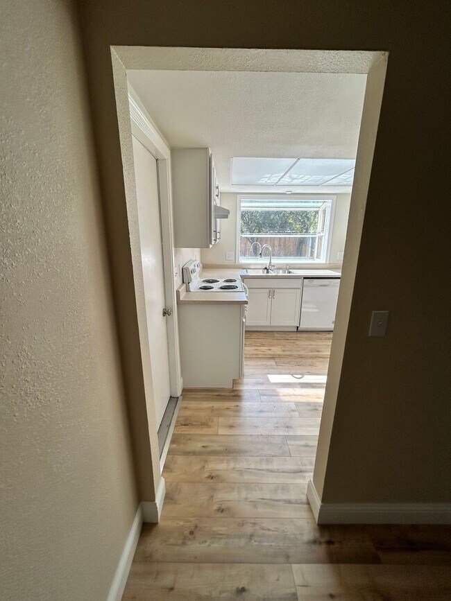 Building Photo - Newly Renovated 3 Bedroom, 2 Bath Home in ...