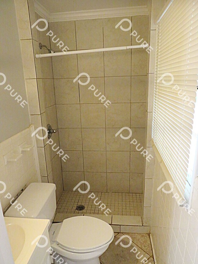 Building Photo - 3510 Avondale!