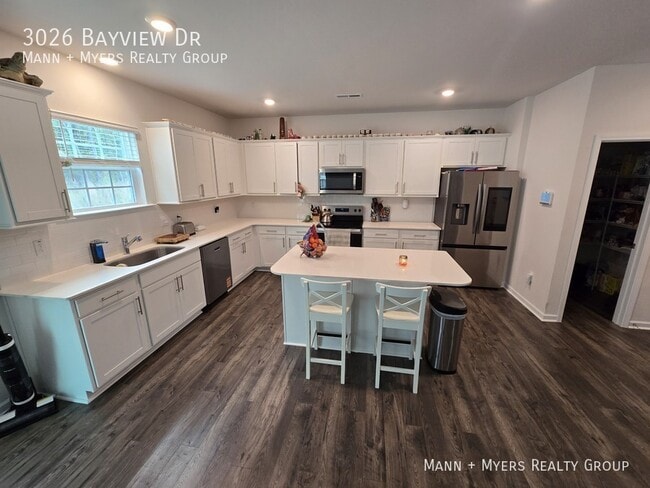 Building Photo - 3026 Bayview Dr
