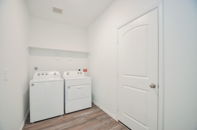 Building Photo - 5778 Hampton Vly Dr