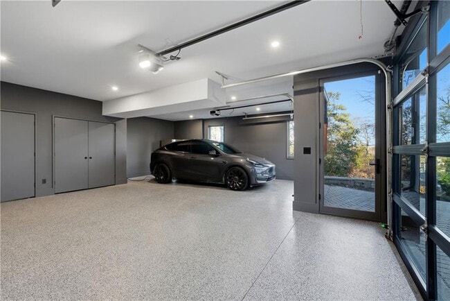 Building Photo - 1033 Reeder Cir NE