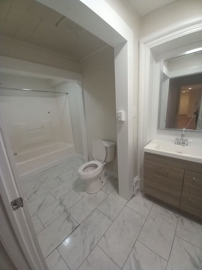 Building Photo - 330 N 5th St