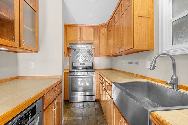 Building Photo - Darling cottage nestled in the woods near Holiday Market in Pleasant Valley!