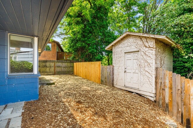Building Photo - Quaint 2 Bedroom in Beacon Hill
