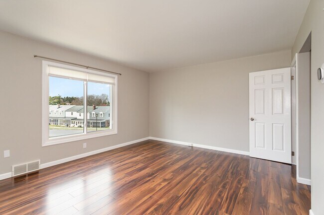 Building Photo - 617 Allenview Dr