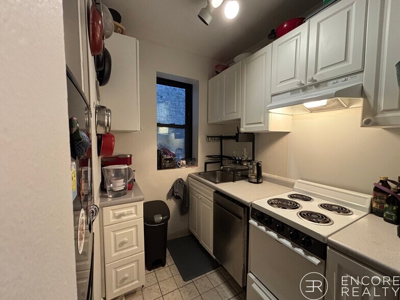 Building Photo - 16 Aberdeen St