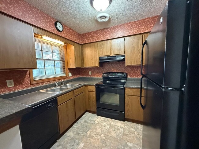 Building Photo - Nice 2 bedroom 2 bath duplex