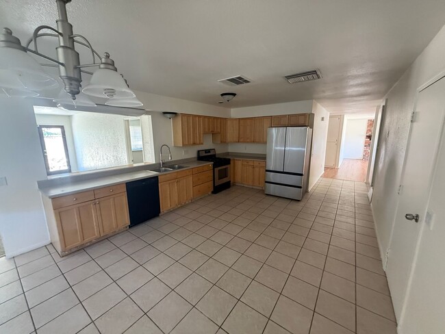 Building Photo - 4 Bedroom