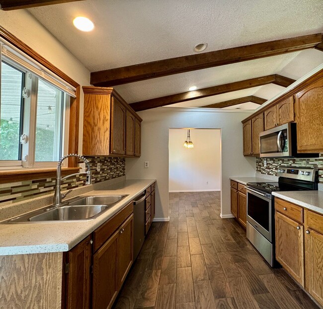 Building Photo - Welcome to your new home in the heart of T...