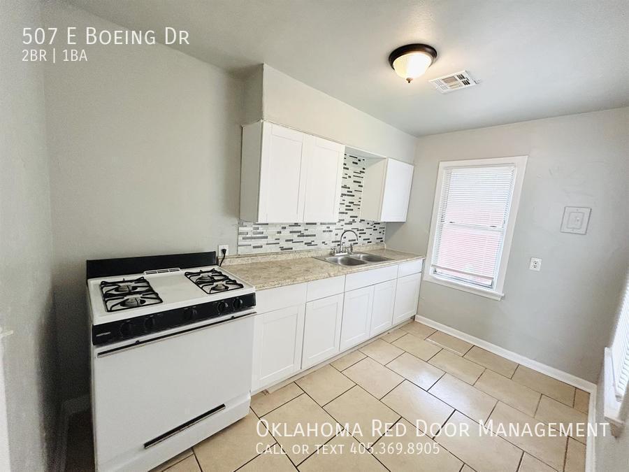 Building Photo - 507 E Boeing Dr